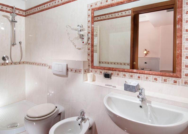 hotellequerce it senigallia-hotel-sul-mare-camera-deluxe 012