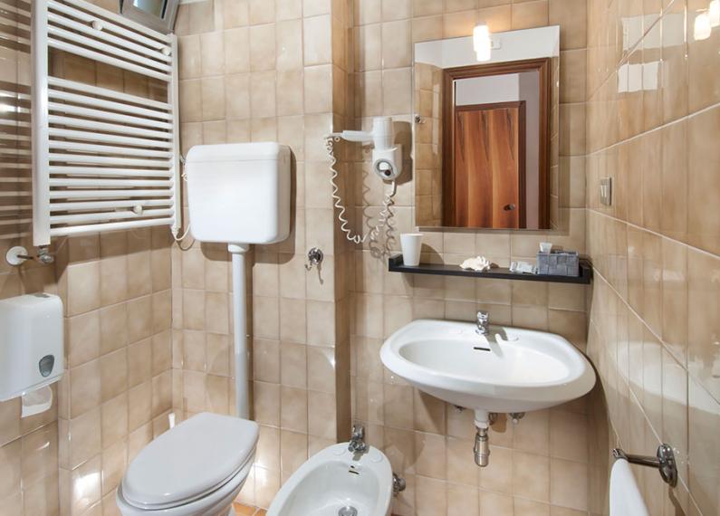 hotellequerce it hotel-a-senigallia-camera-economy 012