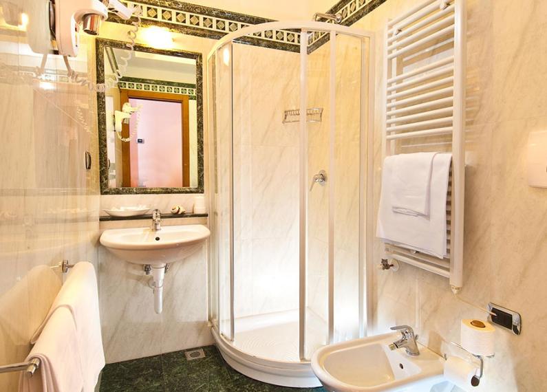 hotellequerce it hotel-a-senigallia-3-stelle-camera-superior 013